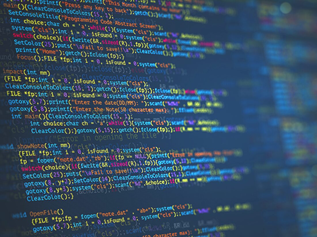 プログラミングコードのクローズアップ。青い背景に、多色のシンタックスハイライトが施された複数行のコードが表示されている。