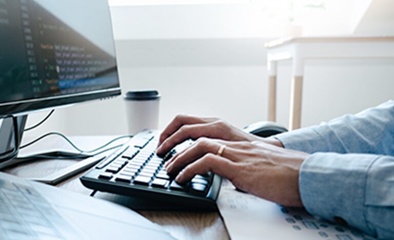 システムエンジニアがコードを開発している様子