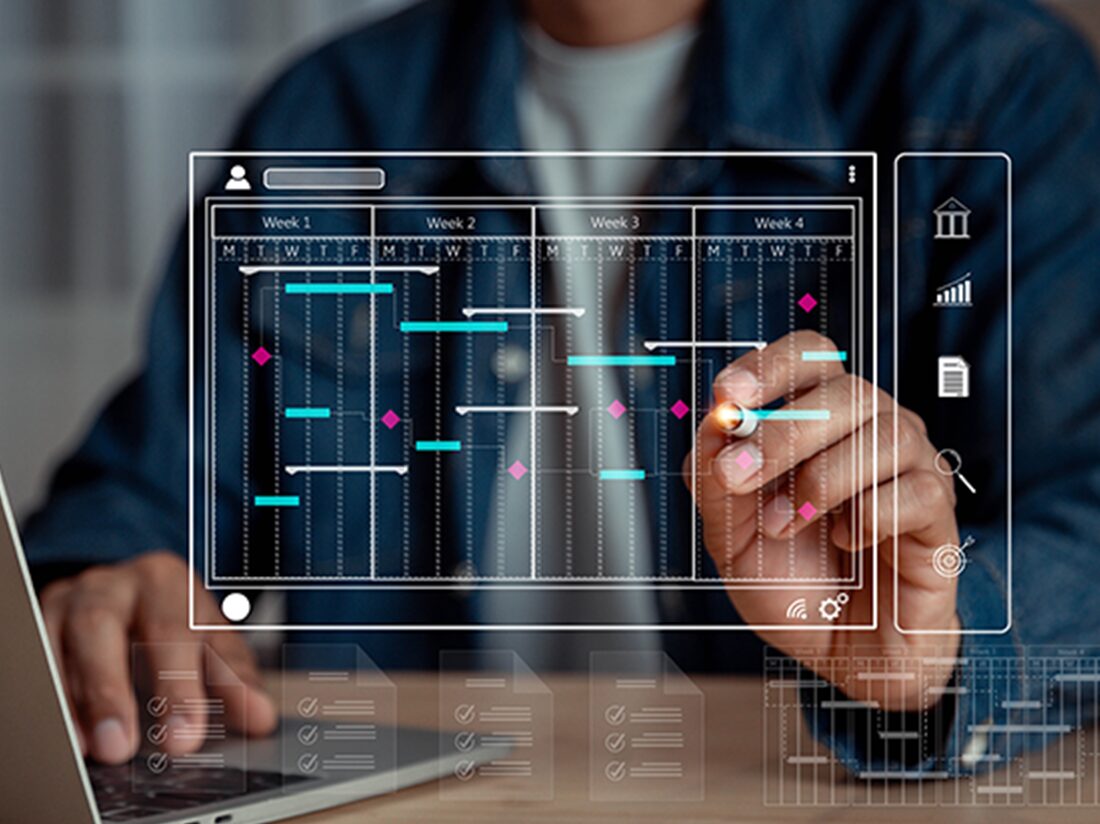 デジタルガントチャートを操作するビジネスパーソン。4週間のプロジェクトスケジュールを示す仮想スクリーン上で、タスクバーとマイルストーンを調整している様子。