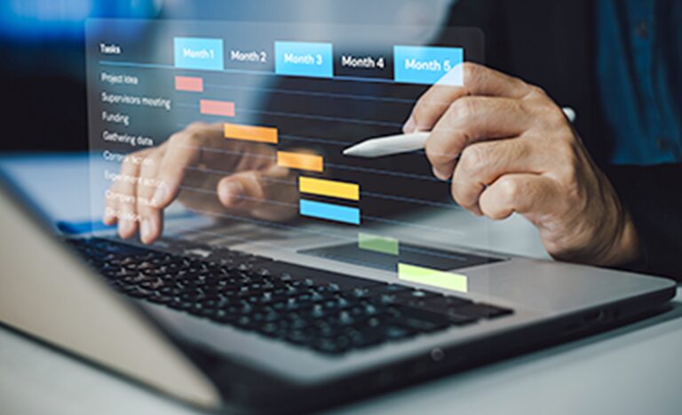 プロジェクトマネージャーが計画を進行している様子