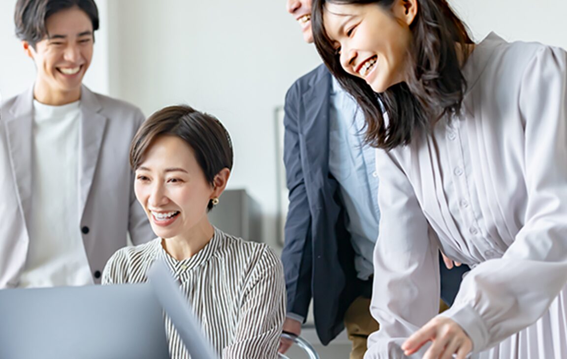 ビジネス会議で成功事例を話し合っている様子